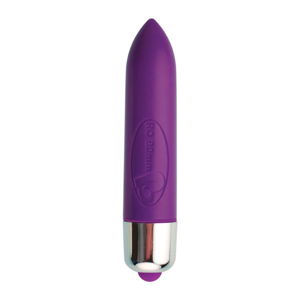 Vibromasseur en silicone magenta dégradé en violet, embout pointu, corps lisse avec logo gravé, base chromée et anneau de préhension violet, fond blanc