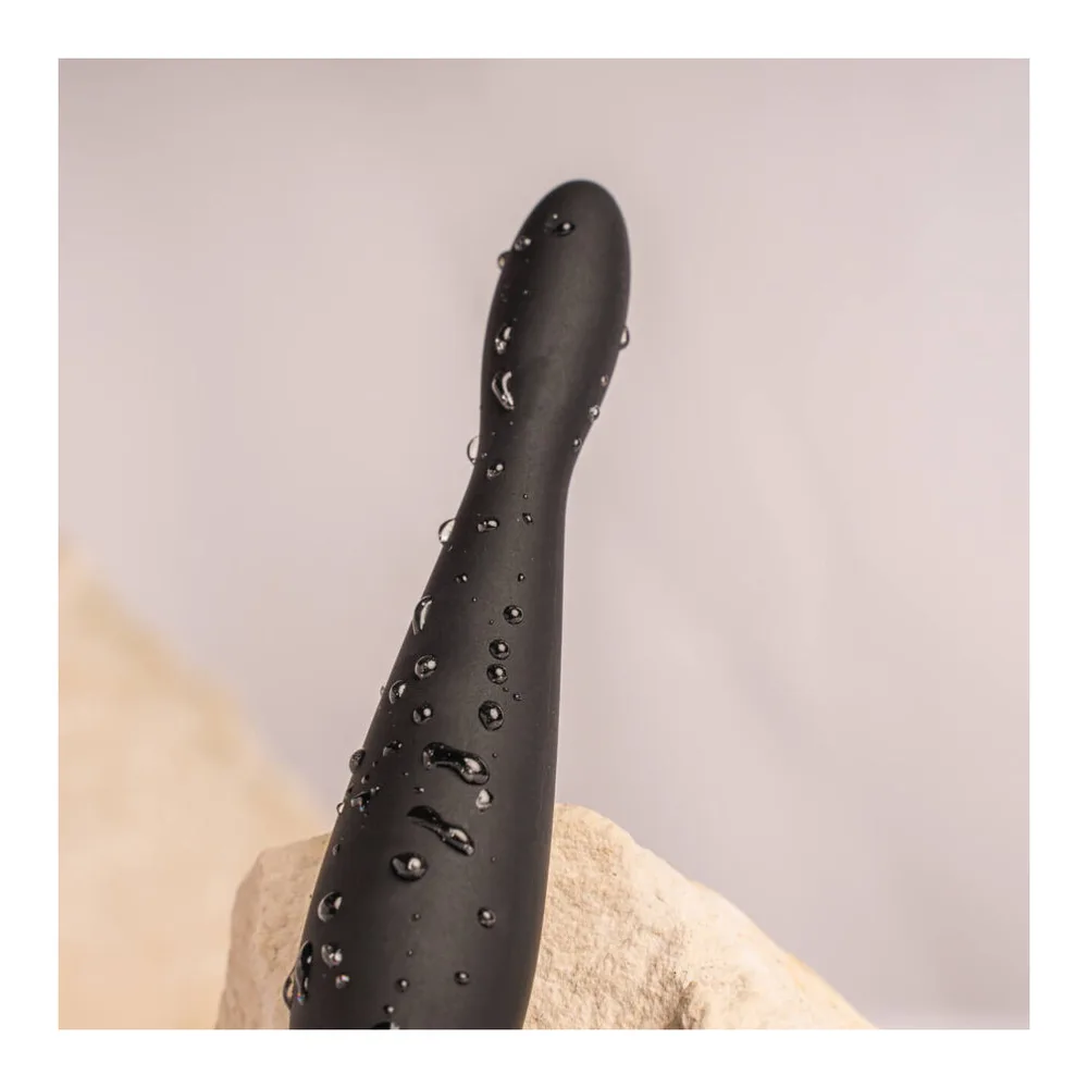 Schéma illustratif montrant l'utilisation d'un plug anal fin en silicone violet avec tige articulée
