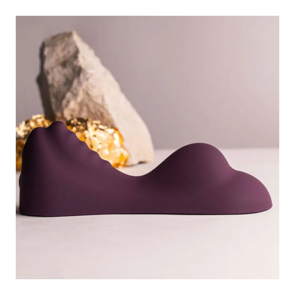 Vibromasseur en silicone noir de forme ondulée, conçu pour être assis dessus, avec une base large et stable épousant les contours du corps