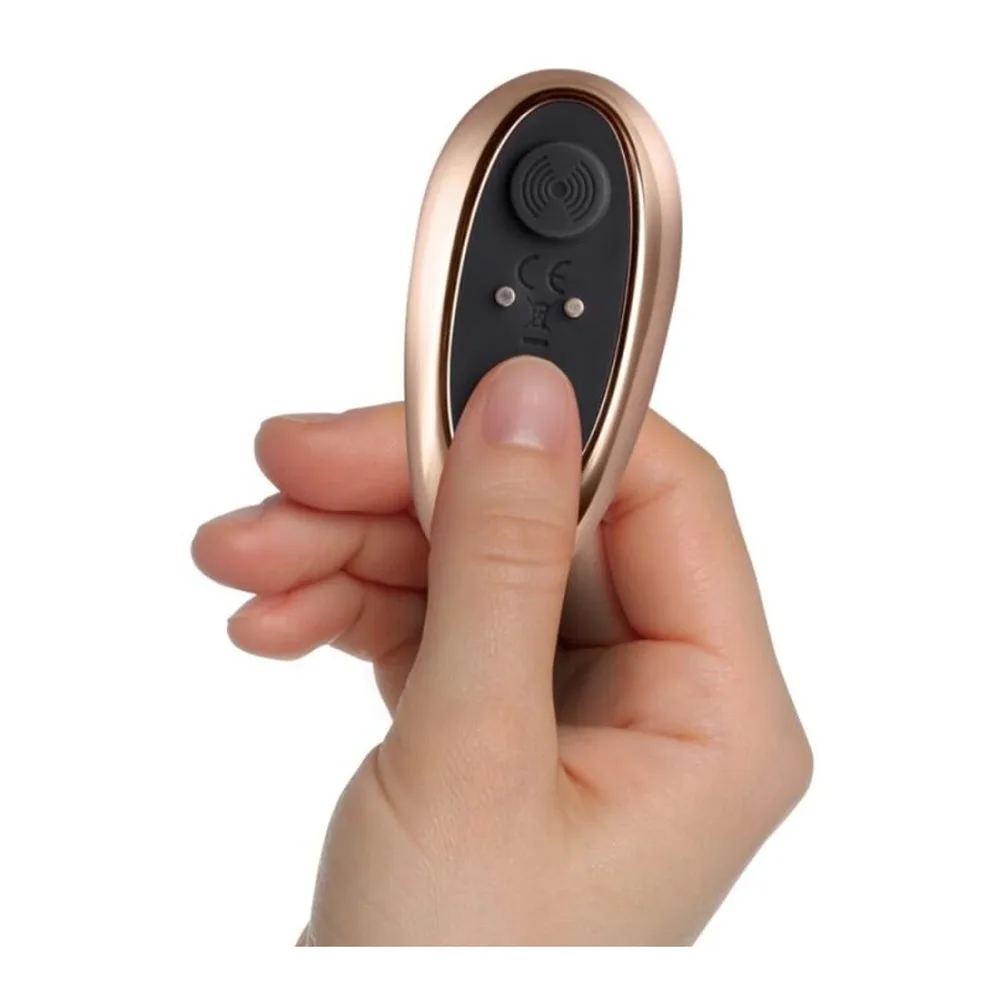 Stimulateur anal noir en silicone avec corps effilé tenu en main, base évasée et pointe fine, sur fond blanc