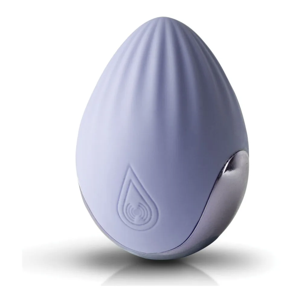 Galet stimulateur en silicone bleu lavande, de forme ovoïde, avec nervures verticales et logo goutte en relief, reposant sur fond blanc