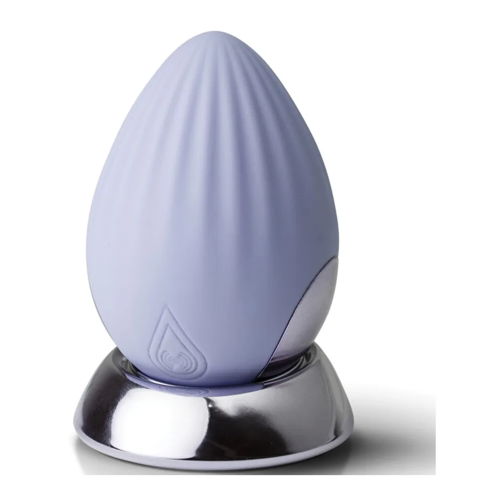 Galet stimulateur en silicone bleu lavande, de forme ovoïde, avec nervures verticales et logo goutte en relief, reposant sur fond blanc