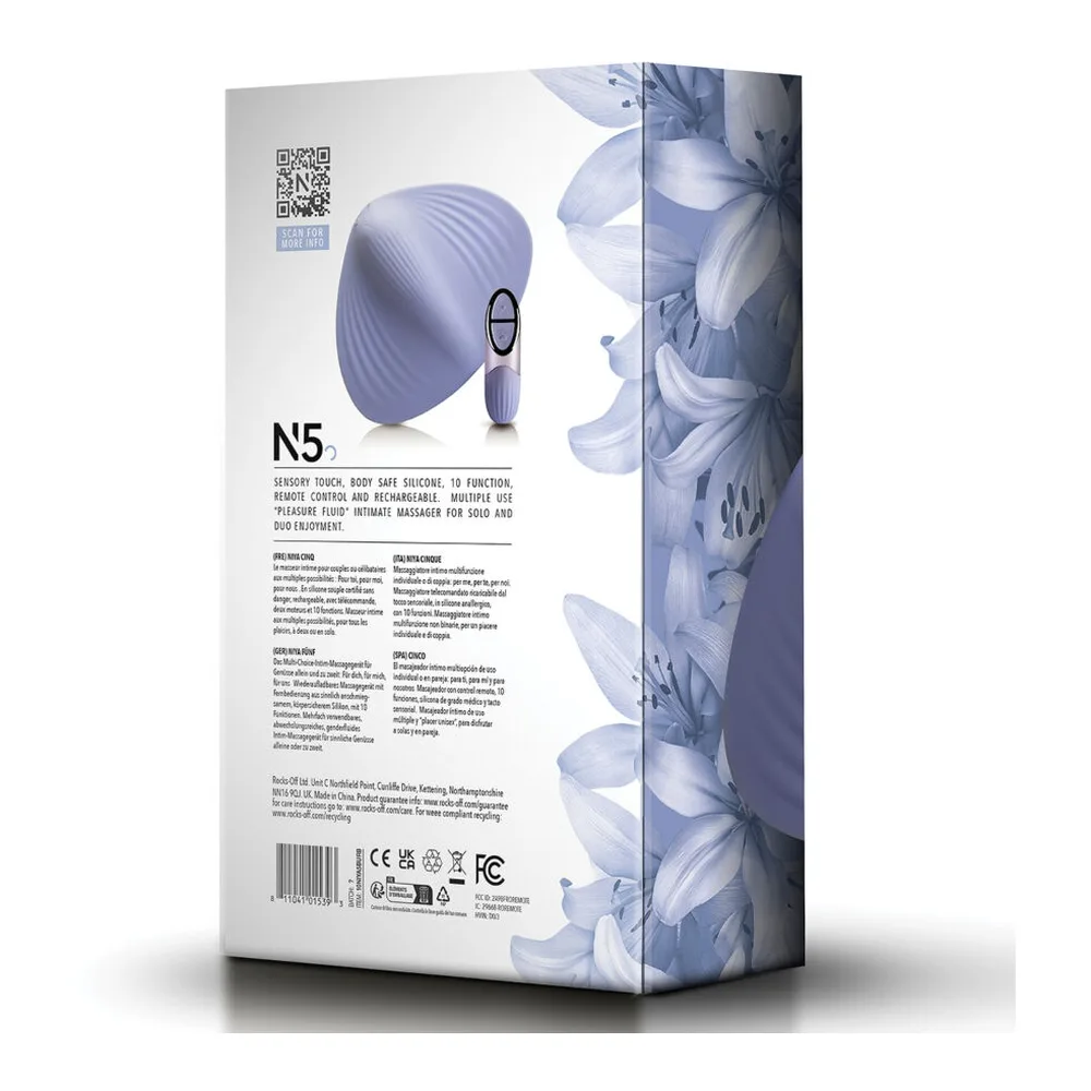 Masseur en silicone bleu lavande aux ondulations marquées, posé à côté de sa télécommande sans fil grise et blanche sur fond neutre