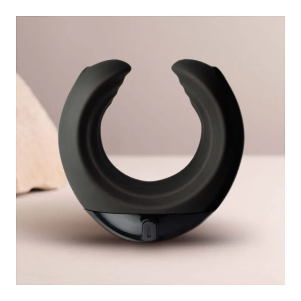 Masturbateur noir en silicone de forme épousant la paume, avec ouverture centrale et bouton de commande en bas, sur fond blanc