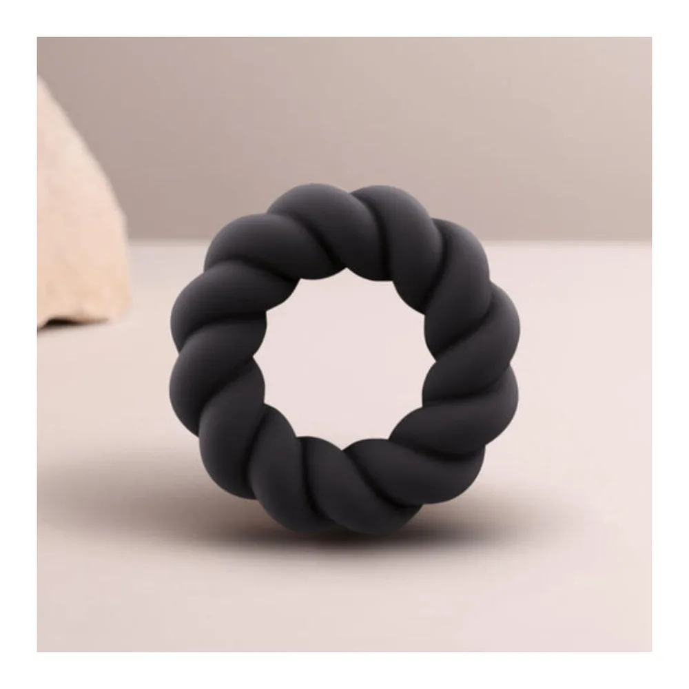 Anneau cockring en silicone noir avec motif torsadé, vue de face sur fond blanc