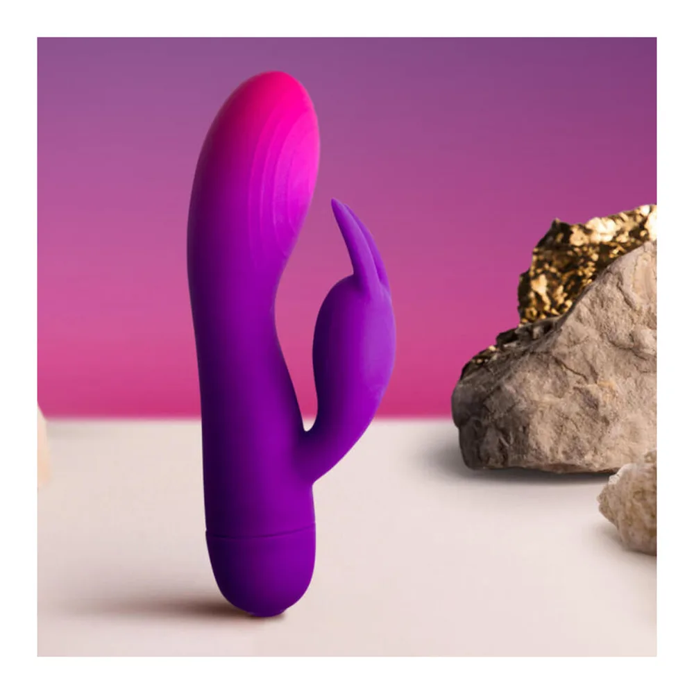 Vibromasseur lapin en silicone dégradé magenta et violet, avec branche supérieure incurvée et branche inférieure courte, fond blanc