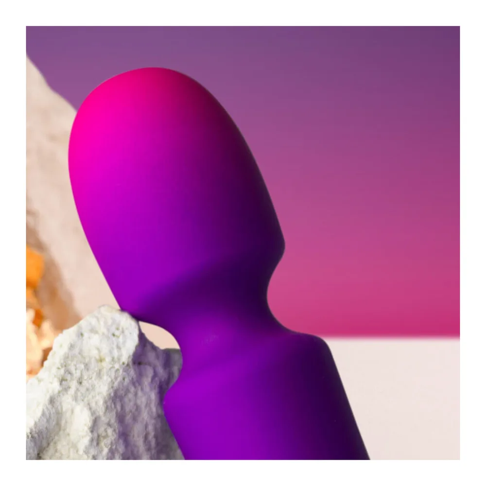Vibromasseur wand en silicone dégradé rose fuchsia à violet, tête arrondie large et corps effilé, sur fond blanc