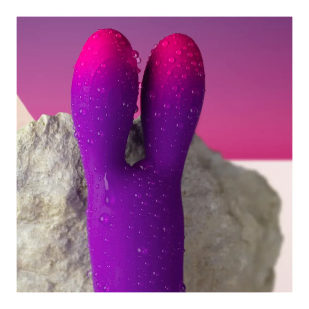 Schéma illustratif montrant l'utilisation d'un vibromasseur rabbit en silicone avec oreilles souples, positionné sur un coussin rose