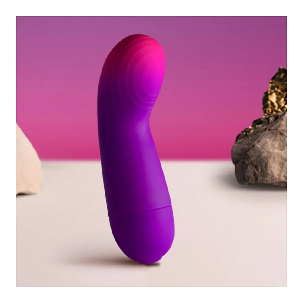 Illustration schématique d'une femme assise sur un coussin rose, utilisant un vibromasseur compact incurvé en silicone de couleur foncée