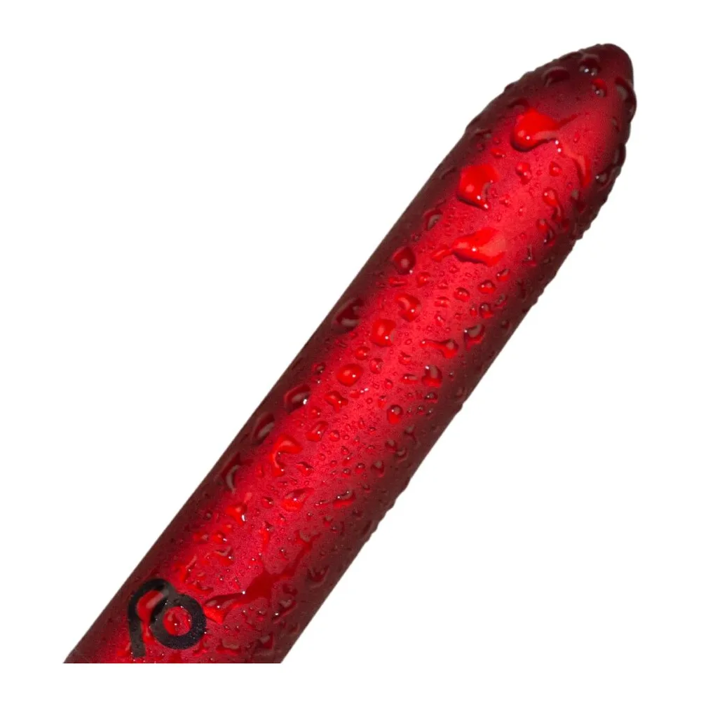 Bullet rouge vif recouvert de gouttelettes, cylindrique et légèrement pointu, arborant un logo discret à la base sur fond blanc