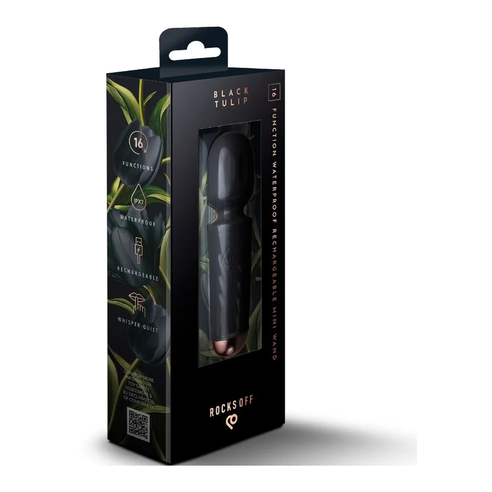 Wand noir en silicone avec tête arrondie et corps texturé, base rose clair, symbole de pouvoir gravé sur le corps, sur fond blanc