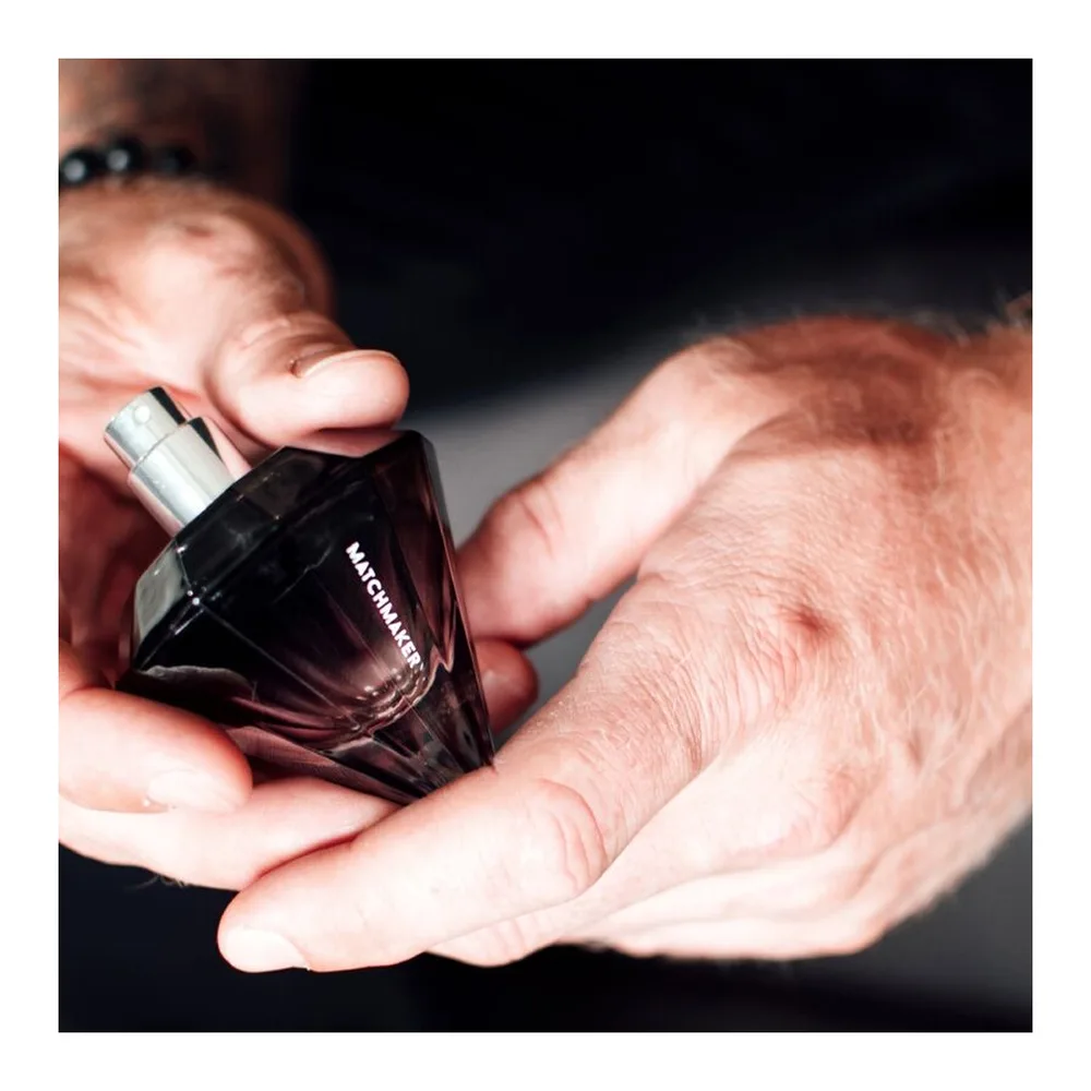 Flacon de parfum aux phéromones Matchmaker aux arêtes triangulaires avec bouchon cristal transparent, accompagné de son étui cylindrique noir de 30 ml