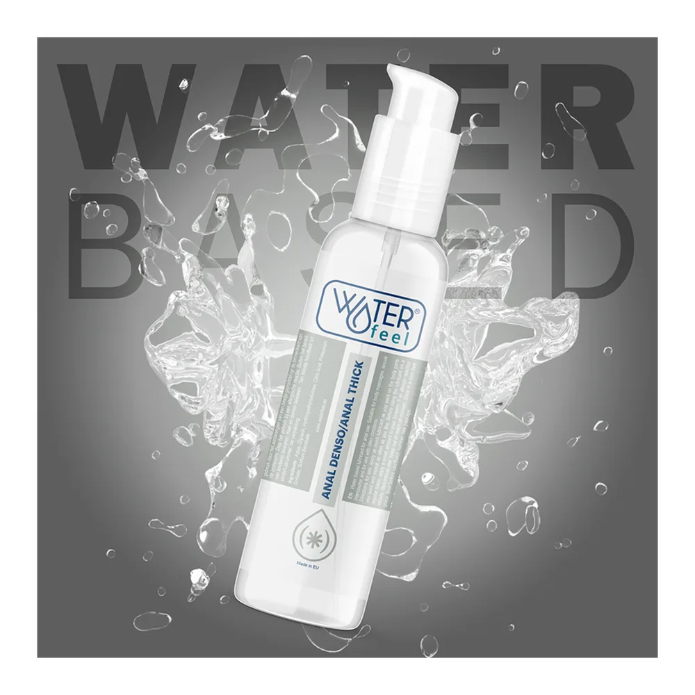 Flacon blanc de lubrifiant anal Water Feel 150 ml avec pompe doseuse, entouré d'éclaboussures d'eau cristalline sur fond blanc