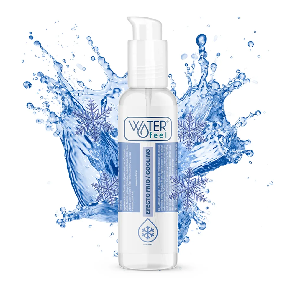 Flacon blanc et bleu de lubrifiant avec applicateur, versé dans la paume d'une main sur fond blanc