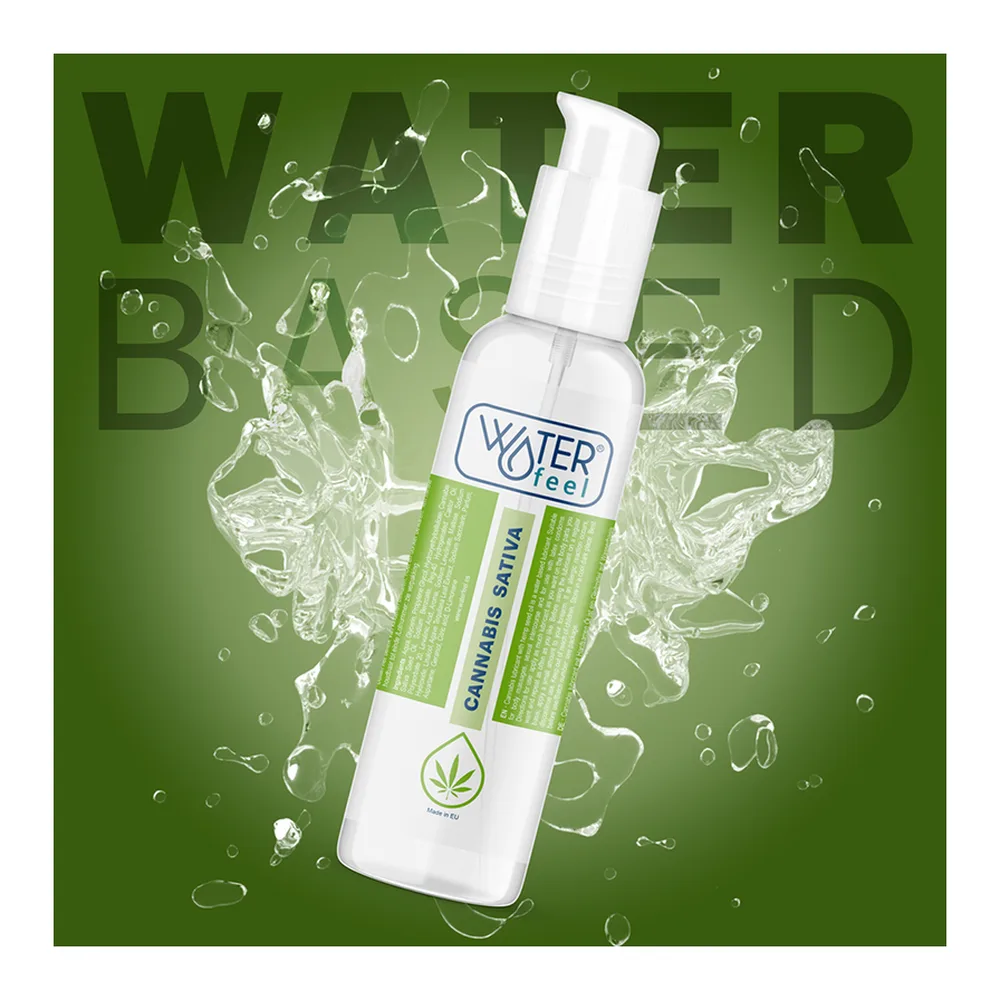 Flacon blanc de lubrifiant à base d'eau avec étiquette verte Cannabis Sativa, versé dans la paume d'une main sur fond blanc