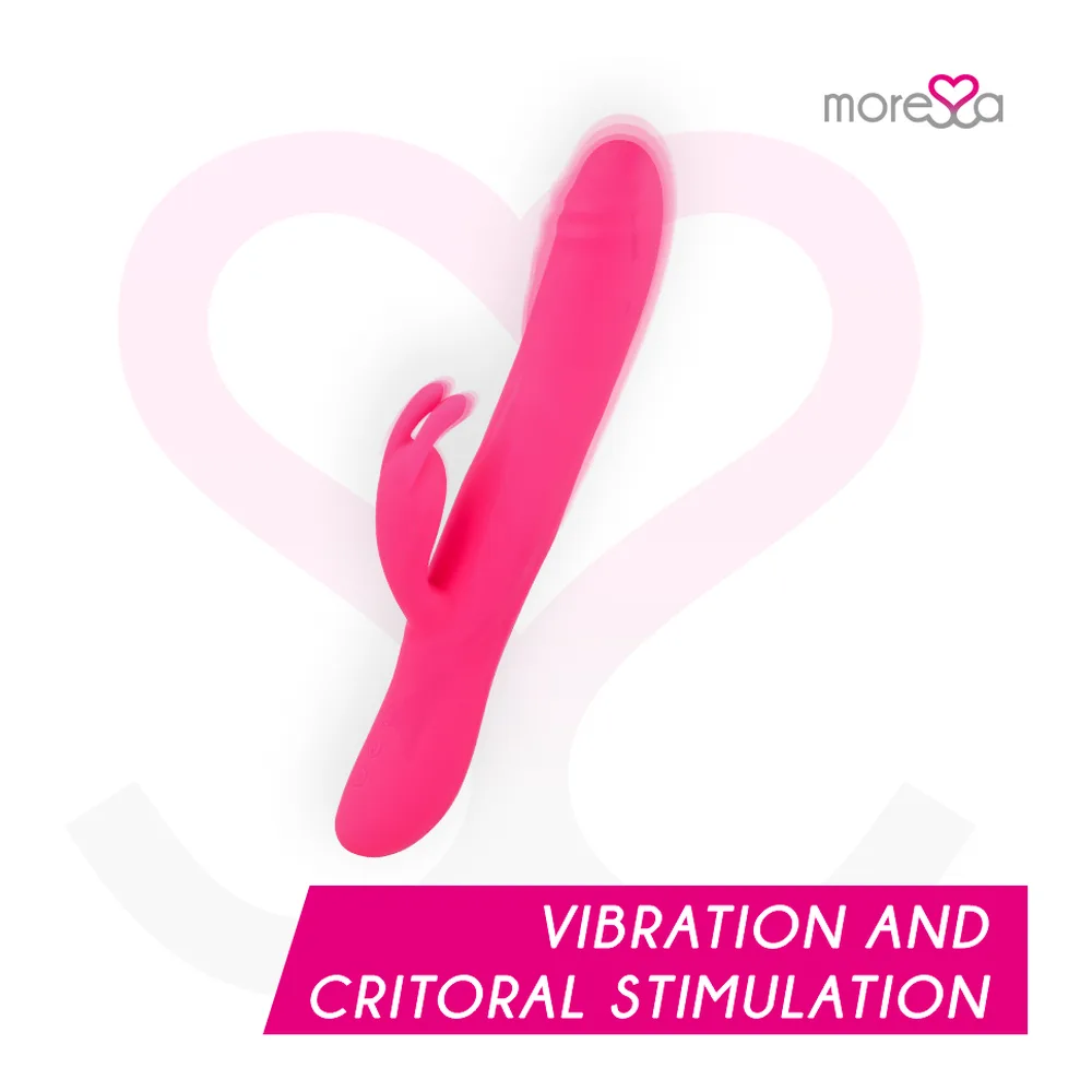 Vibromasseur rabbit en silicone rose vif avec stimulateur clitoridien en relief, présenté sur fond cœur rose pâle avec bandeau texte"Vibration and clitoral stimulation"