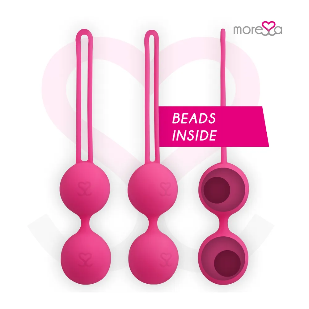 Trois boules de Geisha en silicone rose vif avec cordelette de suspension, dont deux à double sphère et une en coupe montrant les billes internes, sur fond rose pastel avec logo moréva