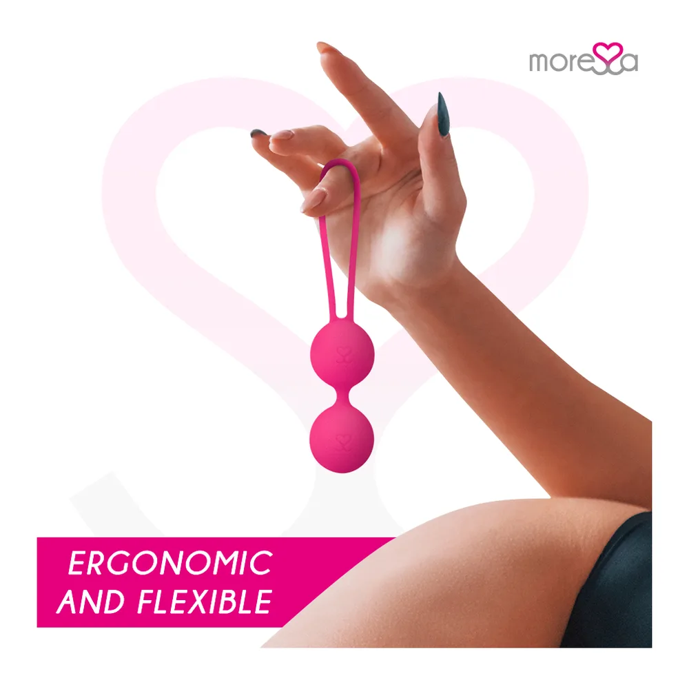 Trois boules de Geisha en silicone rose vif avec cordelette de suspension, dont deux à double sphère et une en coupe montrant les billes internes, sur fond rose pastel avec logo moréva