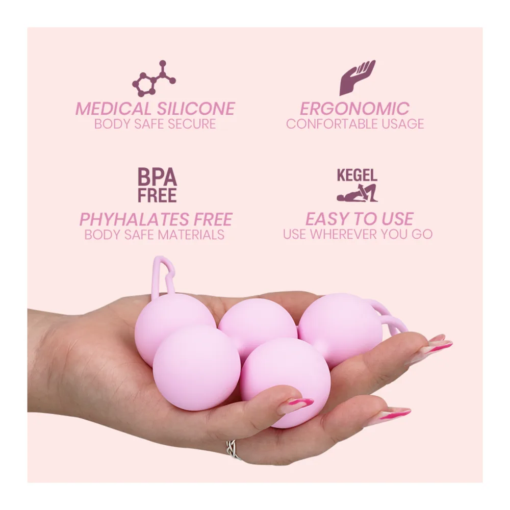 Emballage de boules de Geisha rose en silicone avec pochette de transport blanche marquée du logo Intimichic, accompagné d'un sachet de rangement rose, sur fond rose présentant les mentions « Quality Packaging » et « Protective bag for greater hygiene »