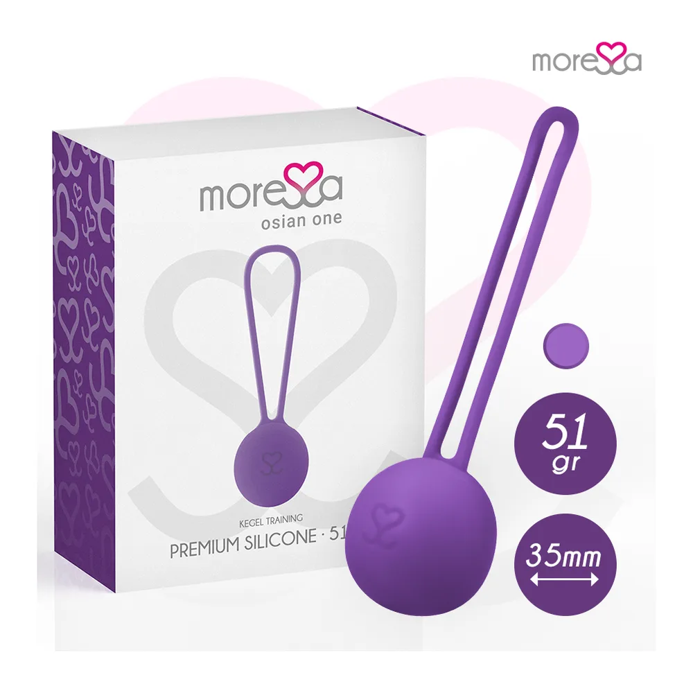 Main tenant une boule de Geisha rose fuchsia en silicone par sa cordelette, sur fond avec cœur rose et logo de marque