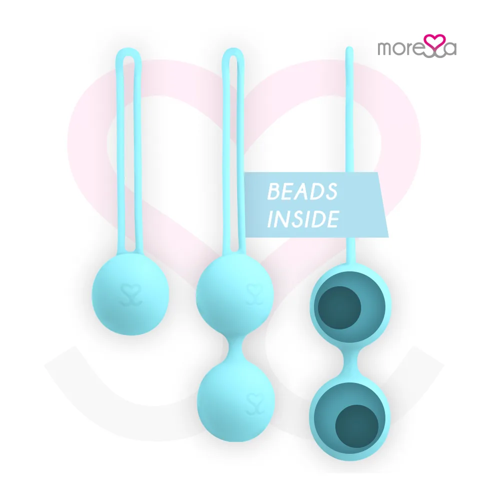Ensemble de trois boules de Geisha en silicone bleu ciel avec cordons assortis, montrant une boule simple, une boule double et deux boules individuelles avec section ouverte révélant les perles internes