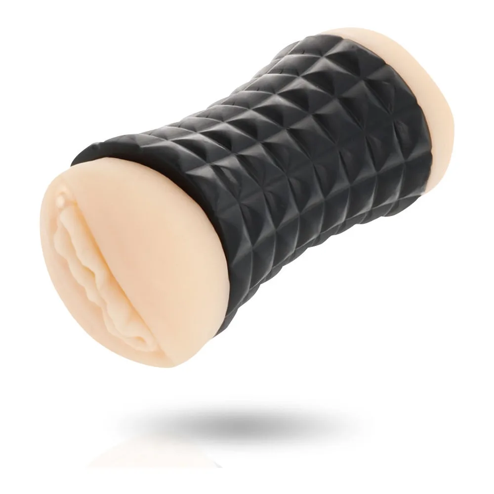 Masturbateur cylindrique avec manchon noir à motif géométrique quilté et deux extrémités en silicone couleur chair, sur fond blanc