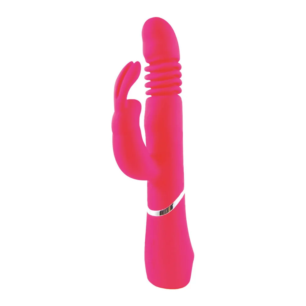Vibromasseur rabbit rose fuchsia en silicone, avec branche de stimulation latérale dotée de reliefs ondulés, axe principal rainuré et anneau de commande métallisé, sur fond blanc