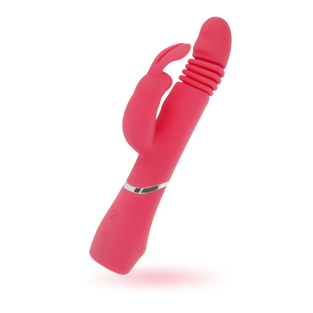 Vibromasseur rabbit rose fuchsia en silicone, avec branche de stimulation latérale dotée de reliefs ondulés, axe principal rainuré et anneau de commande métallisé, sur fond blanc