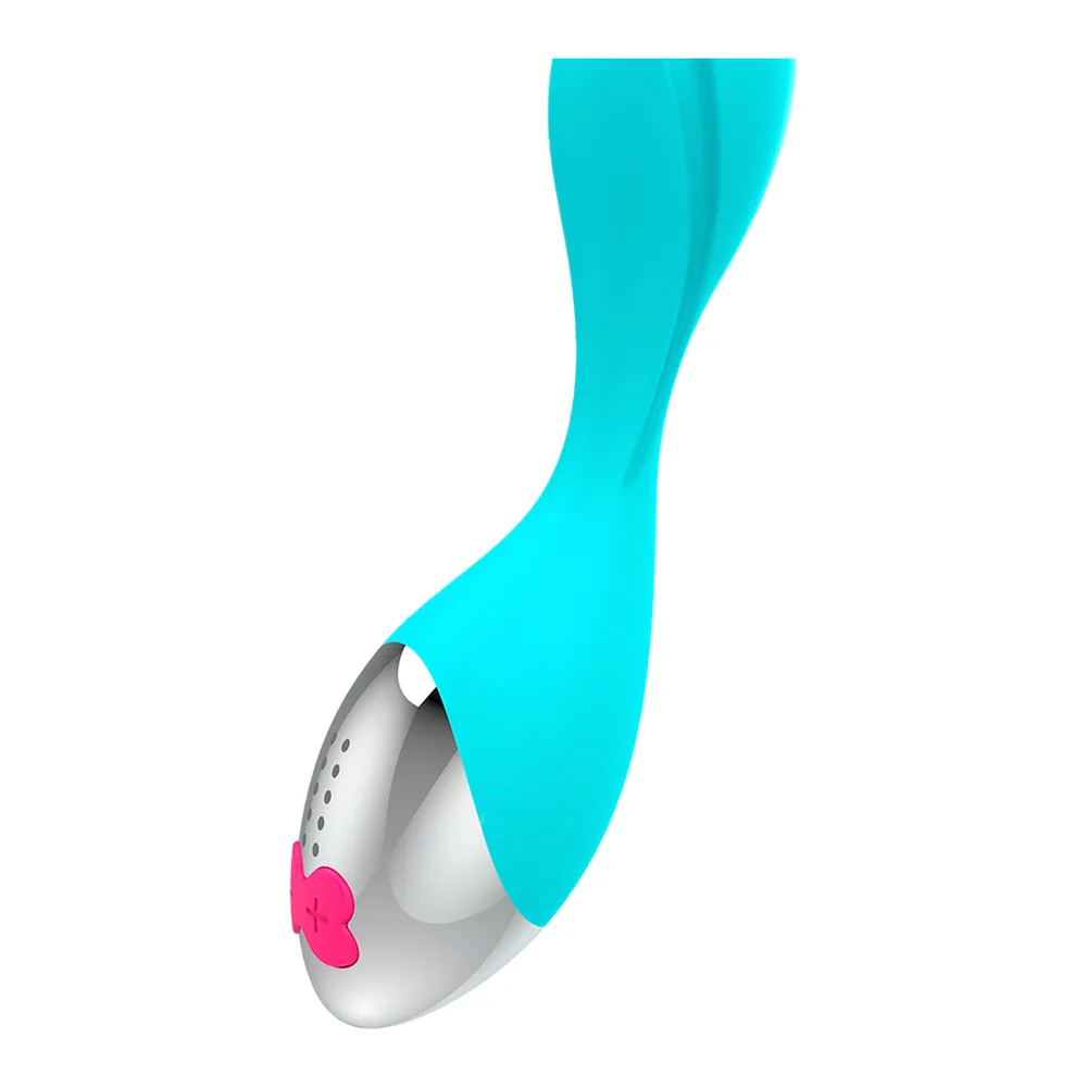 Vibromasseur cyan avec poignée allongée, tête bulbée et zone de contrôle en gris argenté ponctuée de perforations, détail rose fluo à la base, sur fond blanc