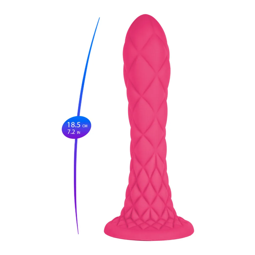 Gode violet en silicone avec motifs losangés, tête arrondie, base plate, affichant un schéma de dimensions de 4,1 cm de diamètre et 1,6 in de largeur