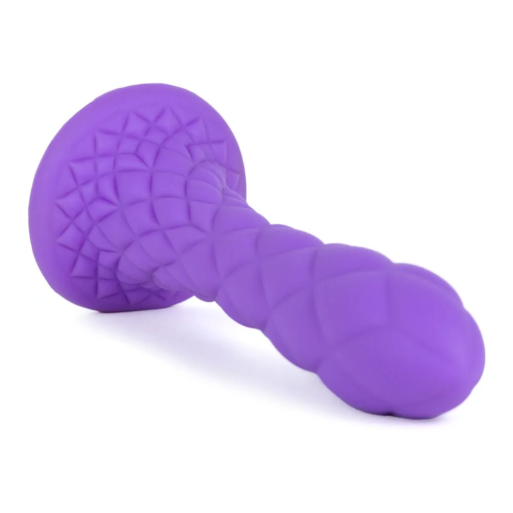 Gode violet en silicone avec motifs losangés, tête arrondie, base plate, affichant un schéma de dimensions de 4,1 cm de diamètre et 1,6 in de largeur