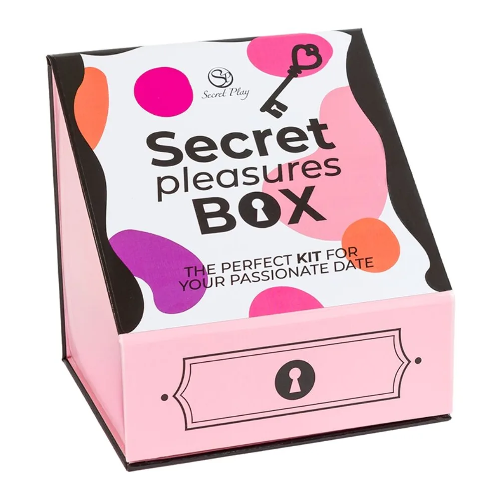 Boîte de jeu rose vif ouverte présentant deux dés à pictogrammes (un rose, un noir), un mini-vibromasseur rose avec embout noir et un plumeau rose en plumes, avec sachet de rangement noir en satin
