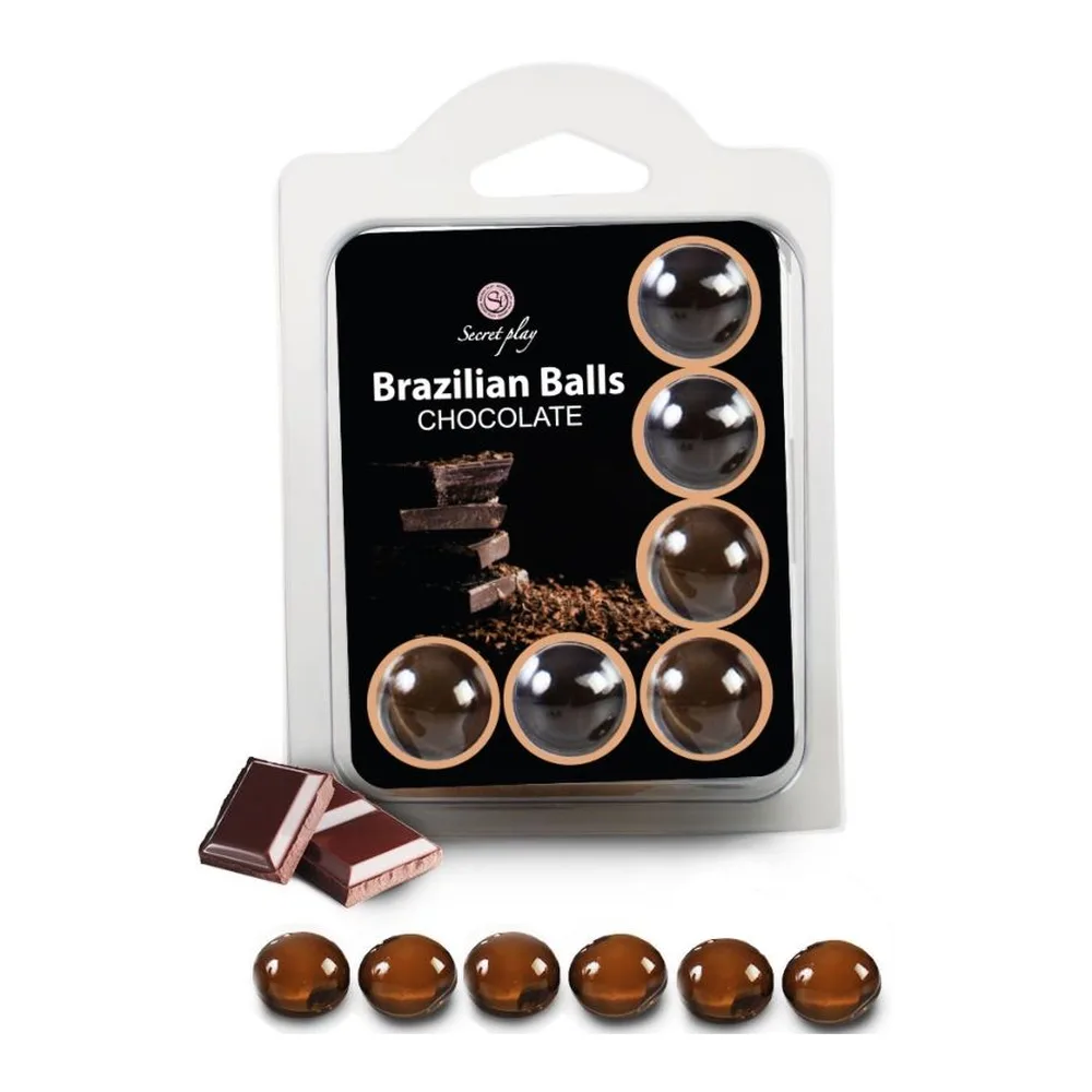 Emballage de boules brésiliennes au chocolat avec six boules lisses teintées d'ambre et bandes de chocolat à proximité, fond blanc