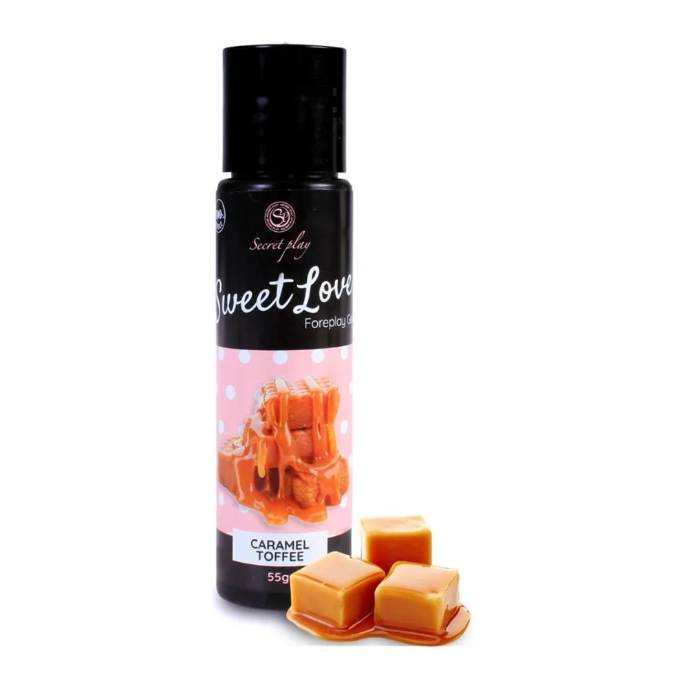 Flacon airless noir et rose de gel comestible Sweet Love parfum caramel toffee, 55g, accompagné de trois bonbons au caramel sur fond blanc