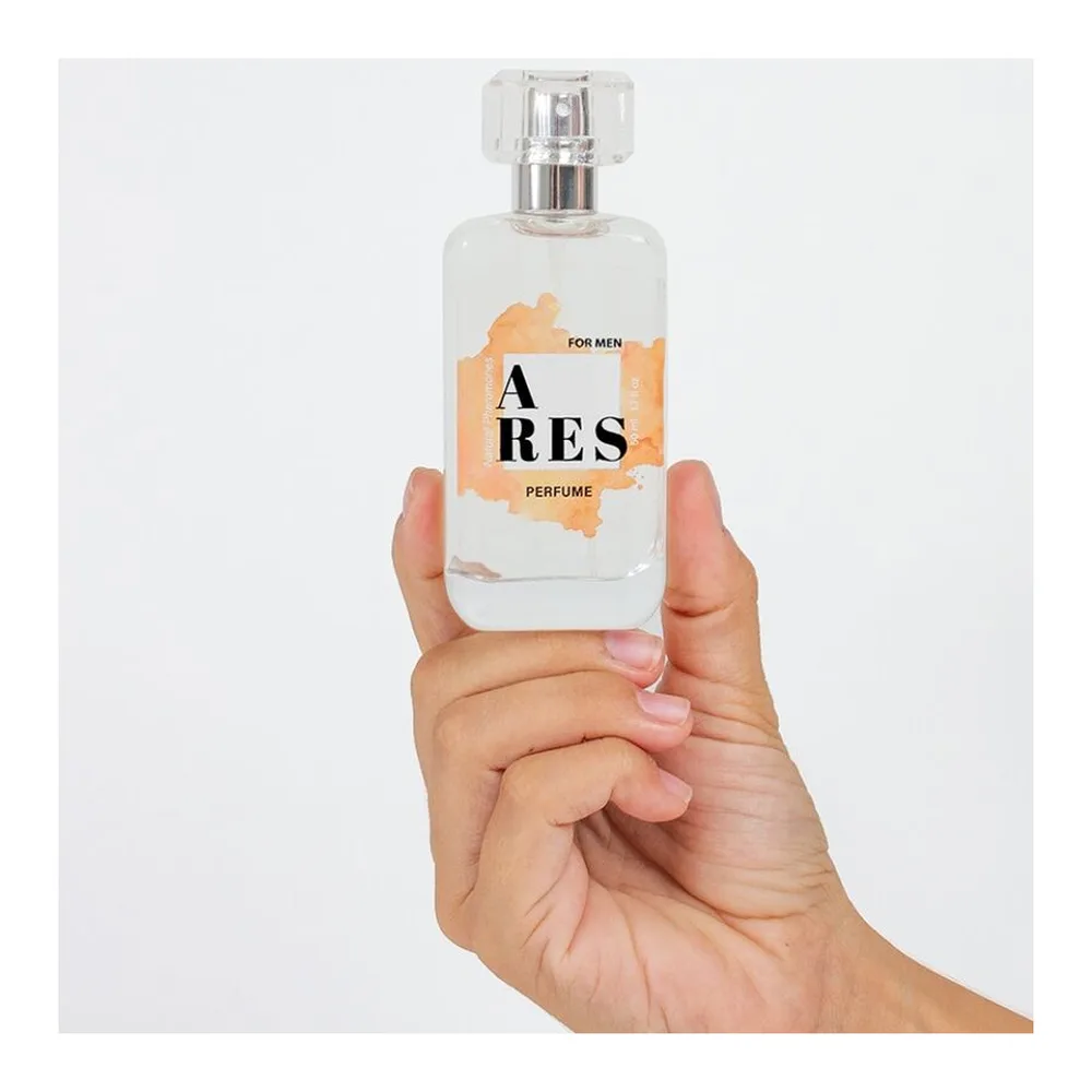 Flacon de parfum transparent avec vaporisateur chromé, étiquette orange et blanche affichant « ARES FOR MEN PERFUME », sur fond blanc avec gouttes d'eau