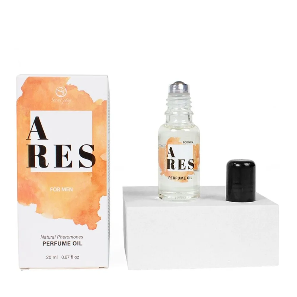 Boîte orange et blanche avec logo ARES et flacon roll-on transparent contenant une huile parfumée incolore, capuchon noir, présenté sur socle blanc
