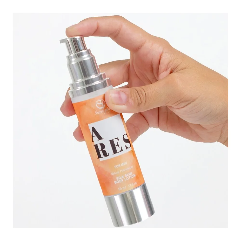 Boîte de lotion corps Ares pour homme aux phéromones naturels avec flacon spray blanc et étiquette orange, 50 ml