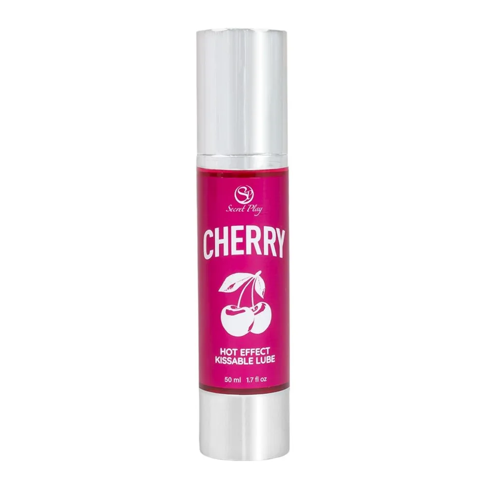 Lubrifiant chauffant Cherry en flacon spray rose vif de 50 ml tenu en main, avec étiquette blanche et bouchon argenté