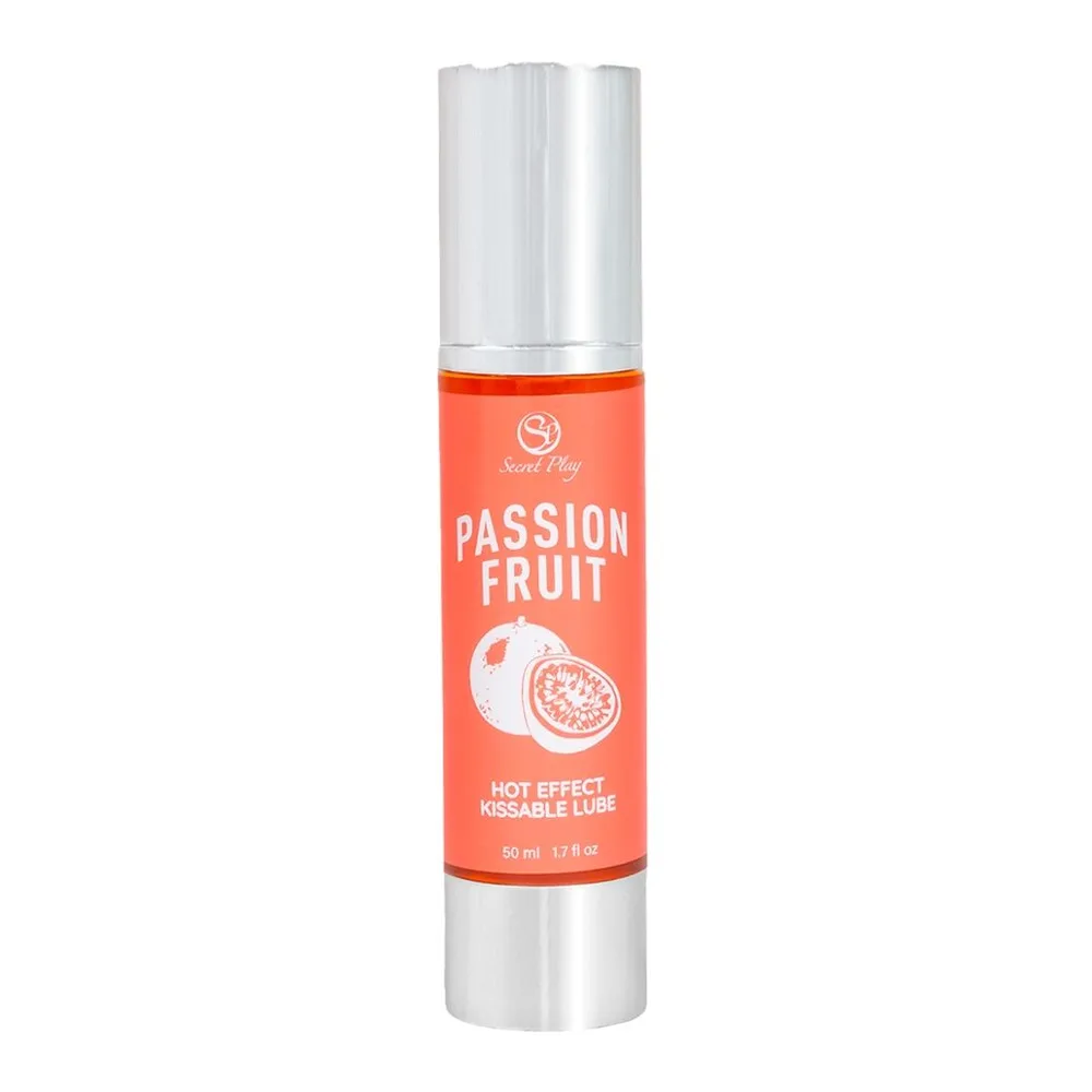 Flacon airless rouge corail de 50 ml de lubrifiant chauffant au fruit de la passion, tenu en main, avec bouchon et pompe spray en métal chromé