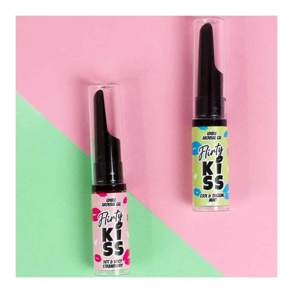 Boîte rose et vert anis du gel baisers Flirty Kiss avec deux tubes noirs : l'un rose pour la fraise épicée chaude, l'autre turquoise pour la menthe fraîche froide