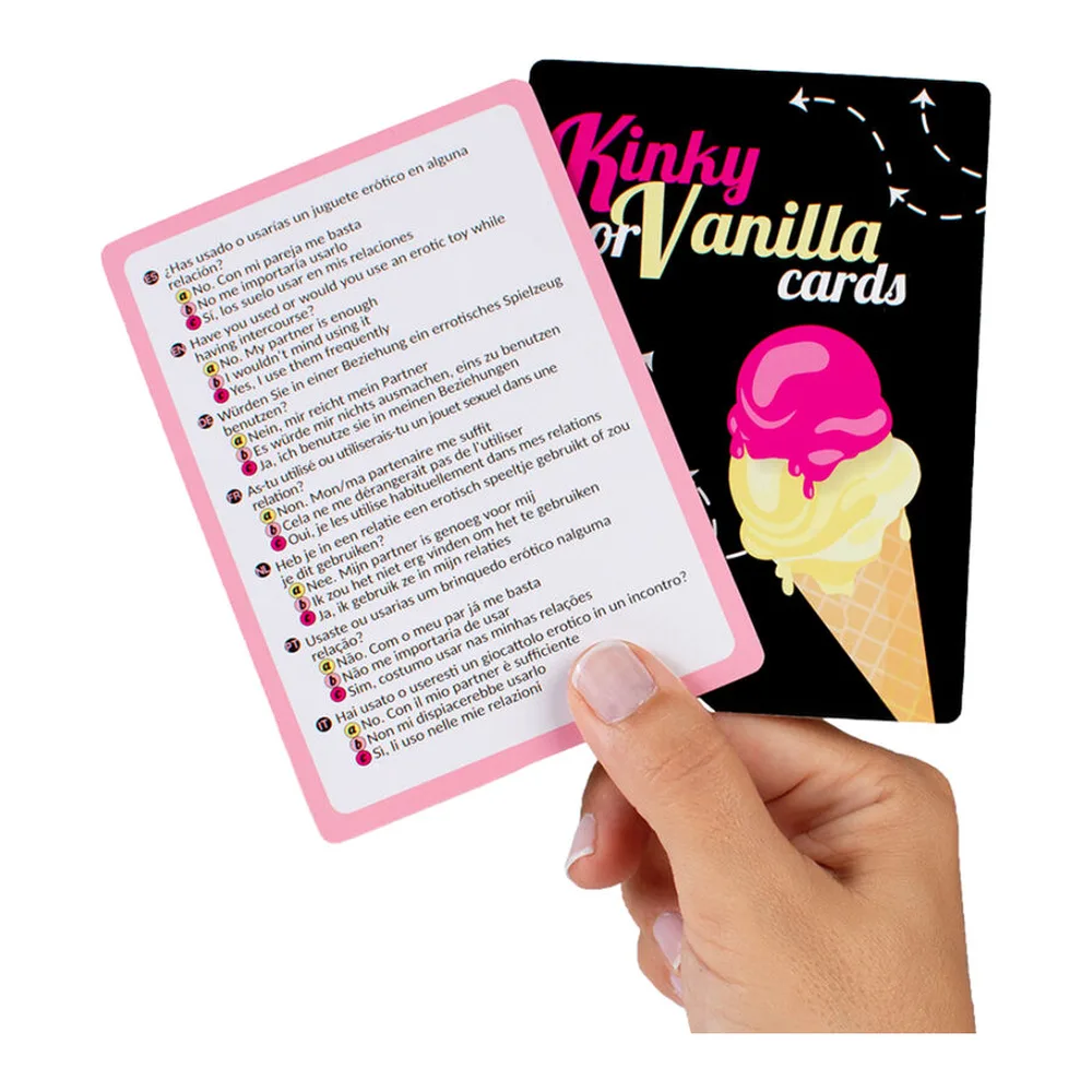 Jeu Kinky Vanilla cards en main, affichant la couverture noire avec illustration cornet de glace rose et jaune, et le verso rose avec questions numérotées