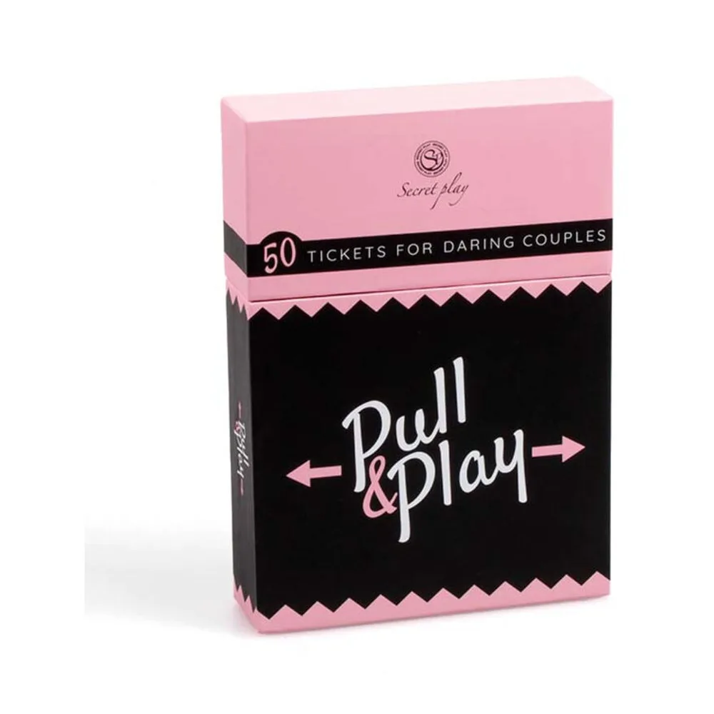 Boîte de jeu de cartes Pull & Play rose et noir avec mention « 50 tickets for daring couples », sur fond blanc