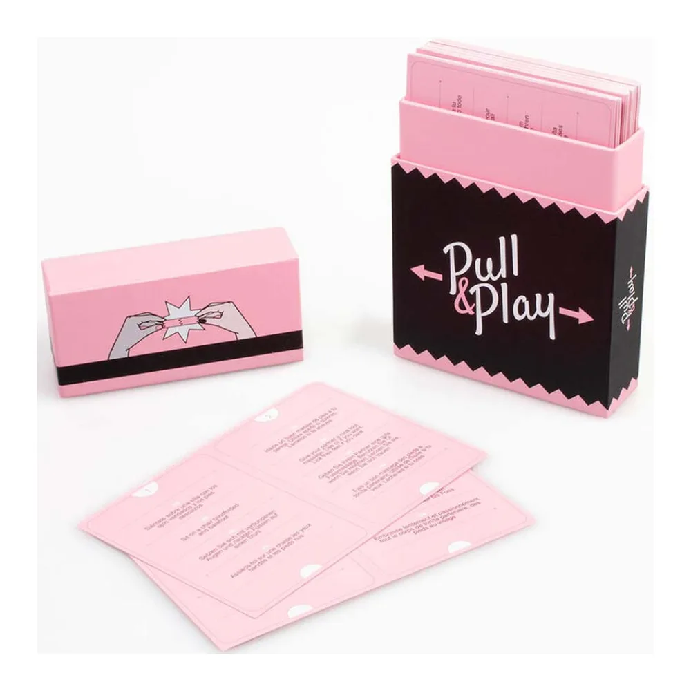 Boîte de jeu de cartes Pull & Play rose et noir avec mention « 50 tickets for daring couples », sur fond blanc