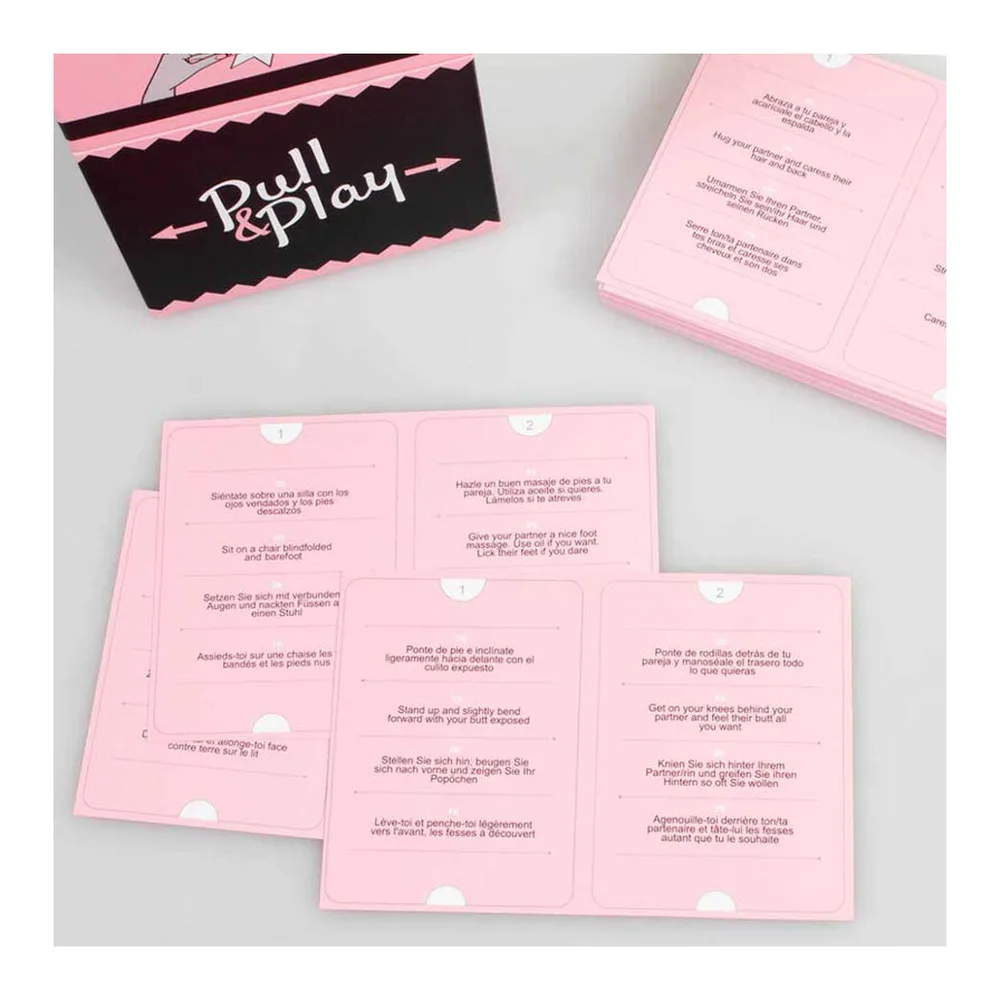 Boîte de jeu de cartes Pull & Play rose et noir avec mention « 50 tickets for daring couples », sur fond blanc