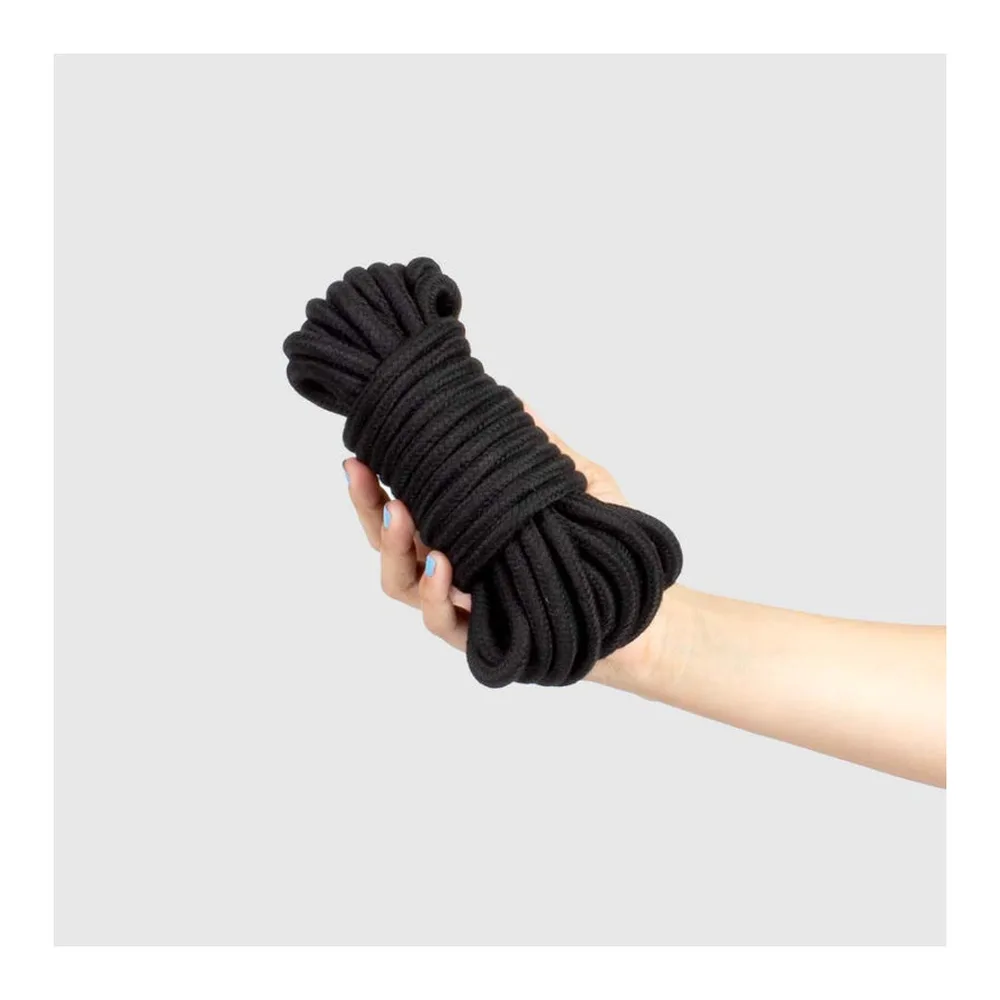 Corde de bondage noire enroulée, en coton-polyester, souple et tressée, présentée sur fond blanc