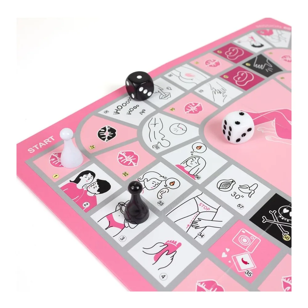 Jeu de société Mission 69 avec boîte rose et blanche, livret d'instructions, plateau en spirale rose, dés et jetons sur fond blanc