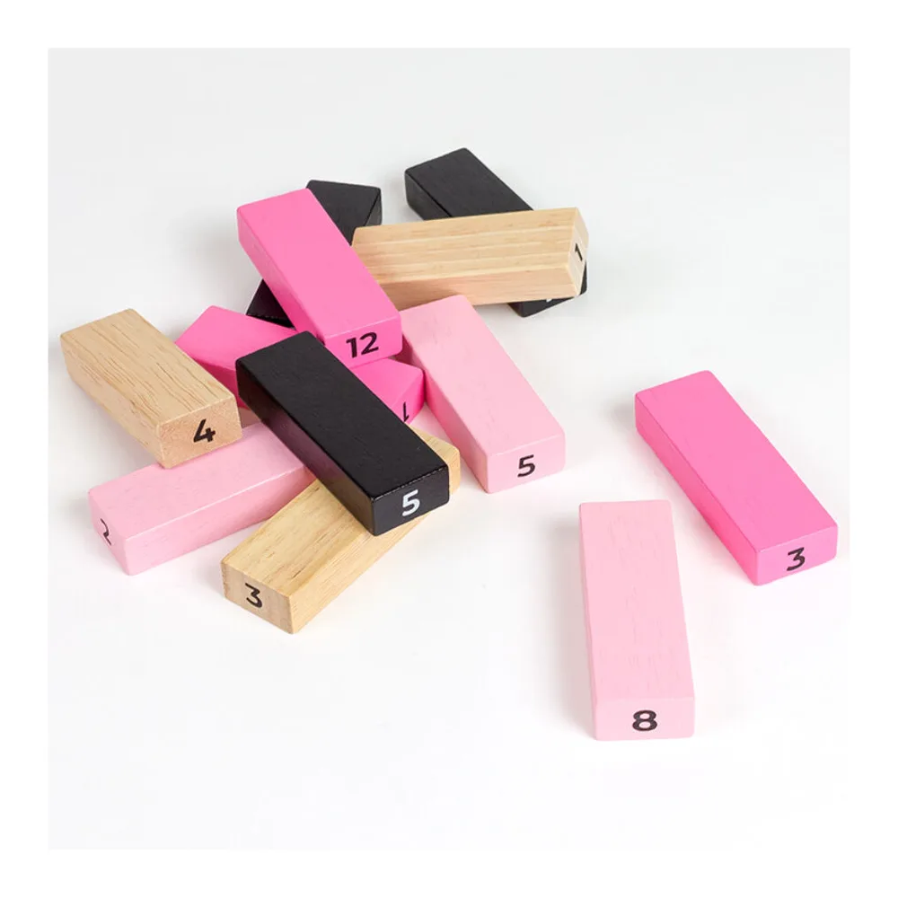 Emballage et jeu Tower of Sex : boîte blanche et rose avec motifs géométriques, tour de bois empilée avec blocs numérotés en rose, noir et naturel, et deux dés en bois