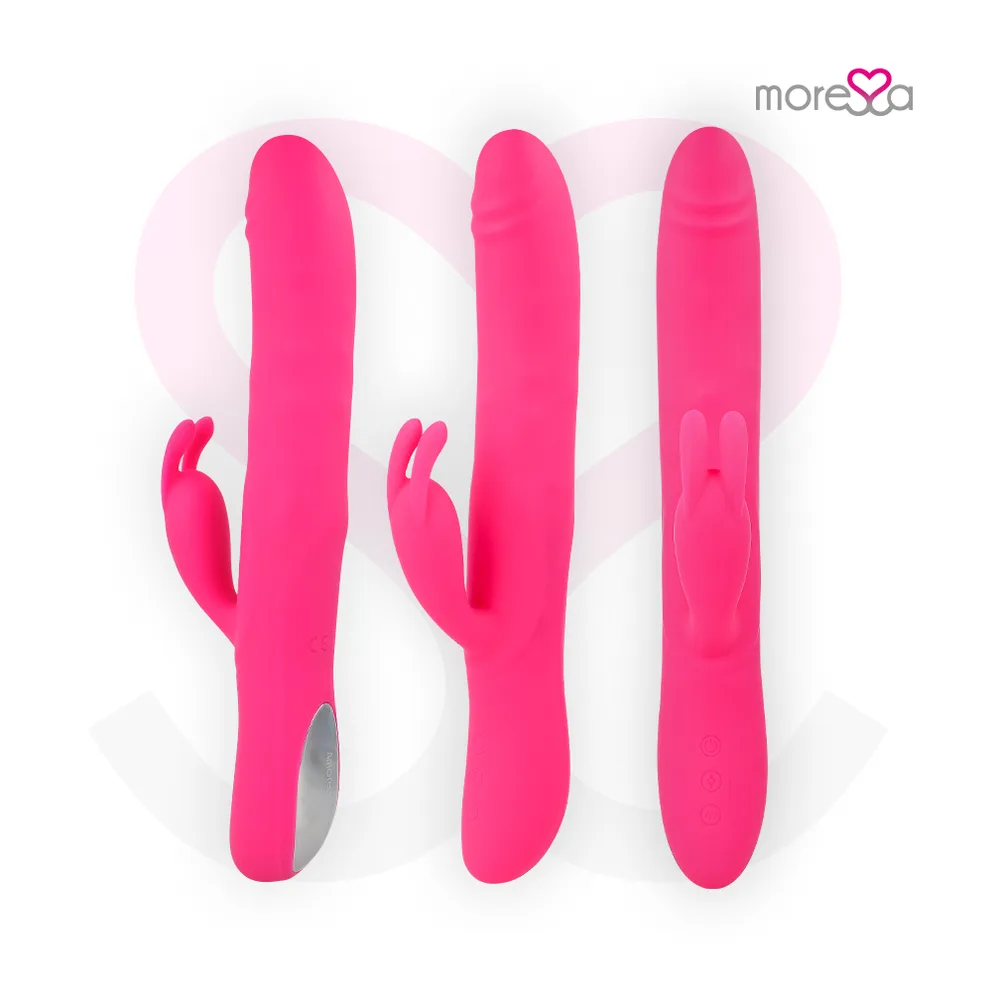 Vibrateur rose fuchsia en silicone avec bras externe courbé, présenté sur fond clair devant un cœur rose pâle