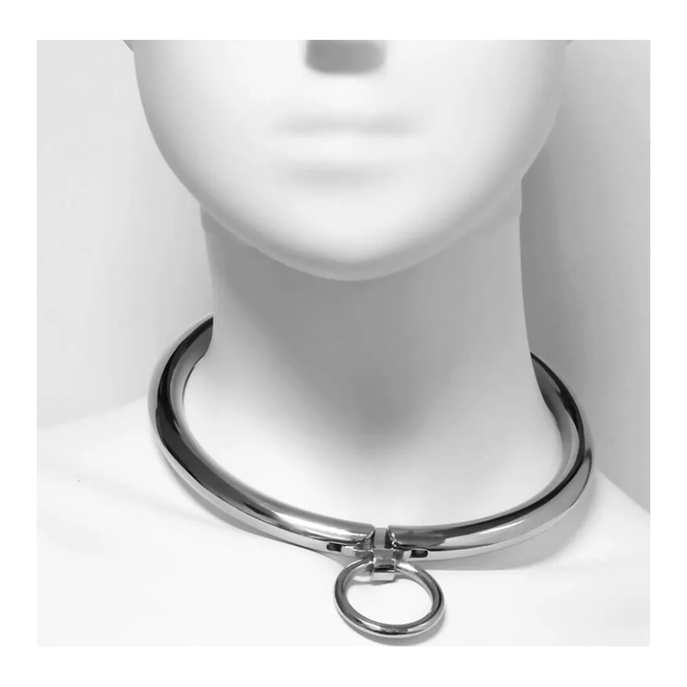 Collier rigide en métal argenté et noir avec anneau épais et cadenas à combinaison chiffres, anneau de suspension sur le côté, fond blanc