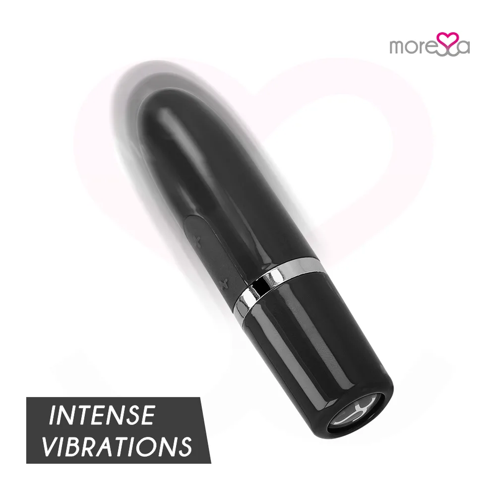 Vibromasseur noir brillant en forme de rouge à lèvres avec bague chromée, sur fond blanc dégradé rose pâle
